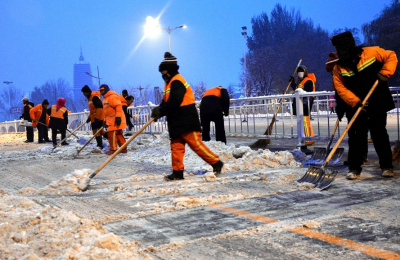 环卫工人浴“雪”奋战保城洁