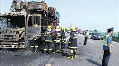 半挂车高速公路上自燃 万余件快递烧毁仅救出千余