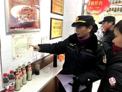 6家临街店铺拒不“自扫门前雪” 店主认罚后接受扫雪