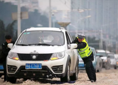 心疼！交警跪地推车，不断摔倒又爬起