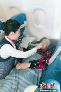 77岁老人空中突发心脏病 乘务员紧急施救后转危为安