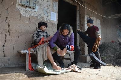 儿媳放弃上万月薪照顾患病公公:2小时3次换洗裤子