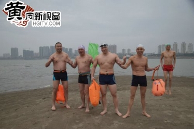 黄州50名游泳爱好者冬泳长江迎新年