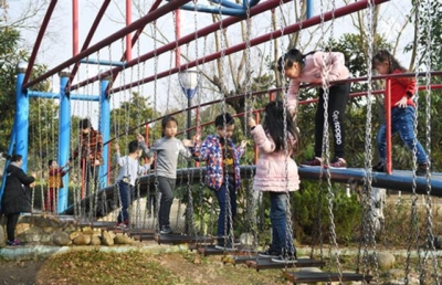 “儿童不宜”的秋千桥仍有幼儿玩耍 安全隐患谁来监管