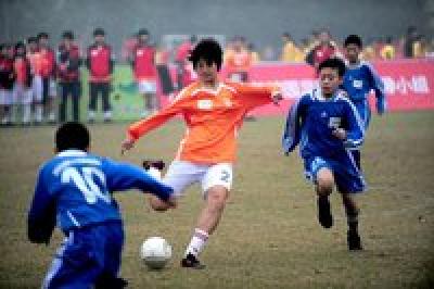 第三届全国青少年足球黄冈冬令营比赛开赛