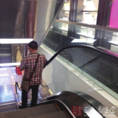 误以为扶梯倒滑八旬老人呼救 小伙果断摁紧急按钮