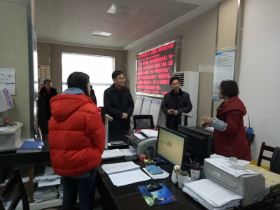 市委副书记、常务副市长张社教视察市中心服务大厅并慰问窗口工作人员