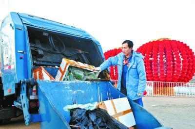 环卫工22年没回家过年:只为春节城市有个干净街面