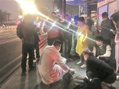 医生暗夜中救治伤者 路人自发点亮手机灯光照明