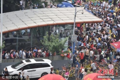 报告析中小学生减负：课外补习时间“领跑全球”