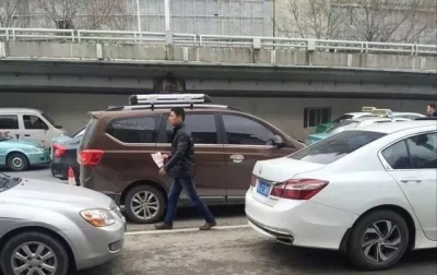 湖北大医院拥堵催生“代客停车”，50元至80元一次！你怎么看