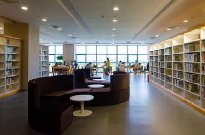 《打造智慧黄冈 建设新型图书馆》系列报道之一 走进图书馆 感受阅读乐趣
