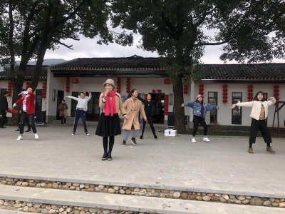 艺校“红色文艺轻骑兵”快闪庆三八