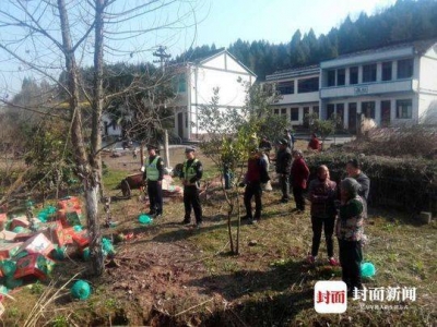 货车侧翻20万元西瓜撒落一地无人哄抢 司机:很欣慰