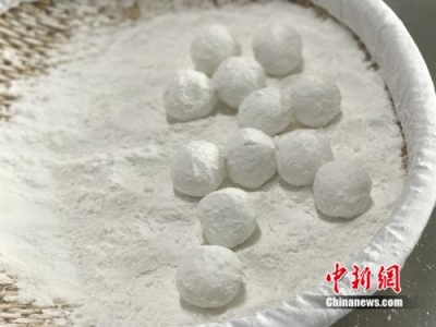  元宵节吃汤圆or元宵? 探访:手工元宵这样摇出来