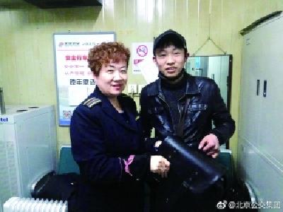 被当骚扰电话挂断 车队最终归还失主现金