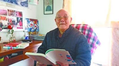 102岁老人每天坚持读书看报 上班上到74岁