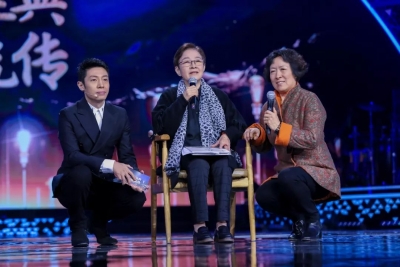 为了孩子，82岁的她13年编写50首经典，观众三次含泪起立致敬！