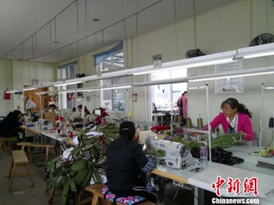 留守妇女变“熊猫妈妈” 成都仿真熊猫走出国门