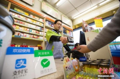 中老年人上网调查：近八成看新闻 五成使用手机支付