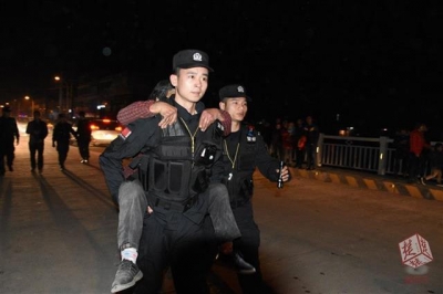 灯会人海中走失 特警背着七旬老人找家