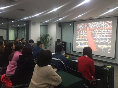 黄冈公积金中心第一期业务培训班临时党支部组织学习贯彻全国“两会”精神