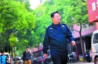 清华学子毕业返乡当保安 无惧外界质疑勇担家庭之责