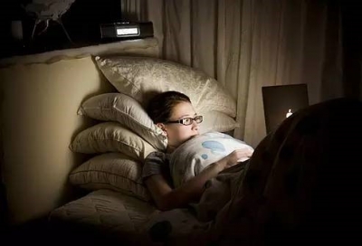 调查称超六成人旅途睡眠欠佳 “00后”最爱熬夜