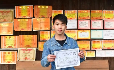 泪目！这是寒门学子家里最醒目的“装修”