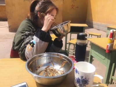 美女大学生剃光头深山支教 网友:善心比光头更耀眼