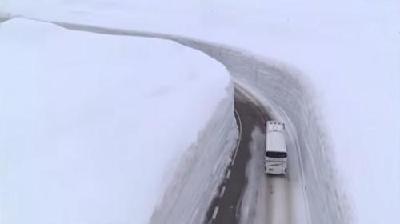 日本雪谷开山迎客 17米高雪墙让游人叹为观止
