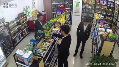 三小伙无人超市内疯狂“扫货”，结果成了“送分题”……
