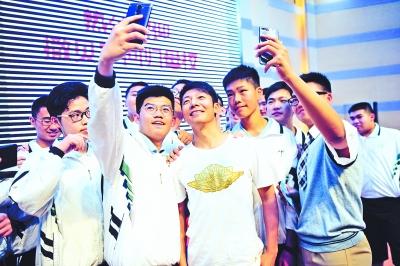 撒贝宁回武汉母校谈青春 感慨当主持人很孤独