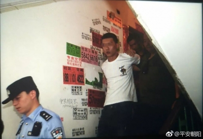 抓住了！街头“飞踹＋锁喉”嚣张打人的黑衣男子就是他