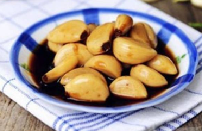  食疗降血压：每天一瓣蒜 多喝二子茶