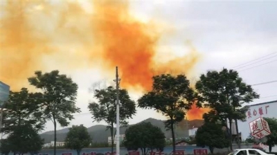 湖北罗田一公司发生氮氧化物泄漏 现场冒起黄色烟雾