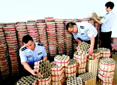 黄州区集中销毁非法烟花爆竹制品