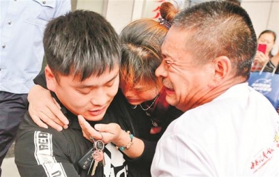 4岁男童被拐卖 父母寻找22年不敢搬家