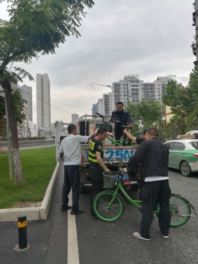 共享电单车街头违规停放占用公共空间 江汉城管及时清理