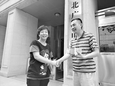 乘客6.6万现金忘的士上差点被冒领 的姐拦截归还失主