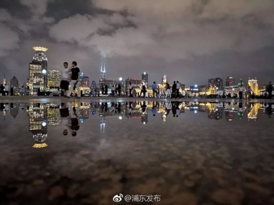 一张马路上的照片火遍朋友圈！下雨天原来还能这么玩