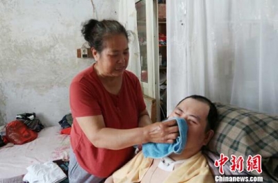 照顾植物人儿子15年不弃 年迈母亲盼儿叫声