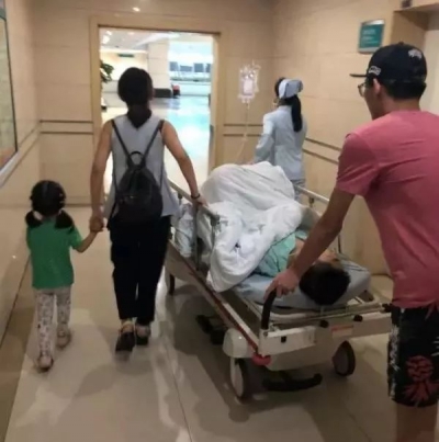 被这位老师的“最美背影”刷屏！总有些美好，悄悄感动着你我！