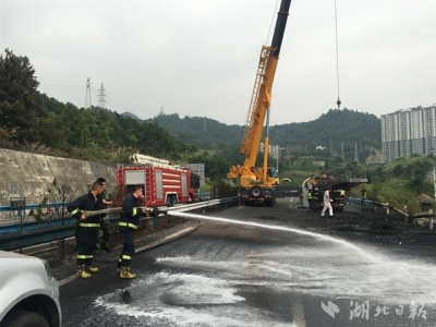 高速上油罐车自燃30多吨油被烧完 幸无人员伤亡