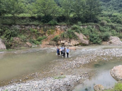 湖北房县75岁老太被困河沟5天 警民联手救出