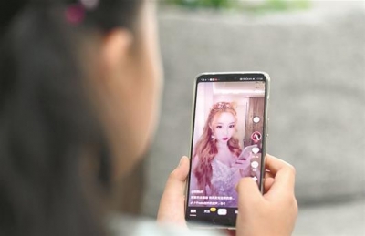 未成年人沉迷抖音：为涨粉买视频发布、学大人化妆
