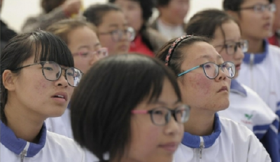 低头族年龄越来越小 手机该不该禁入校园？