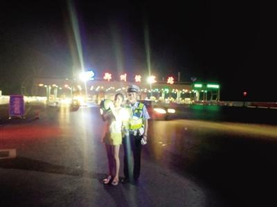 交警连日执勤没回家 女儿打车到高速口只为见一面