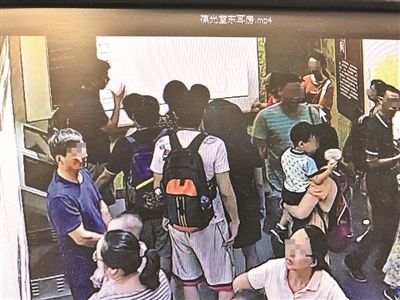 游客给朋友做讲解被阻 博物馆:禁景区外导游讲解