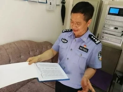 “熊孩子”高空抛墨水瓶不承认，机智民警一招套出真相